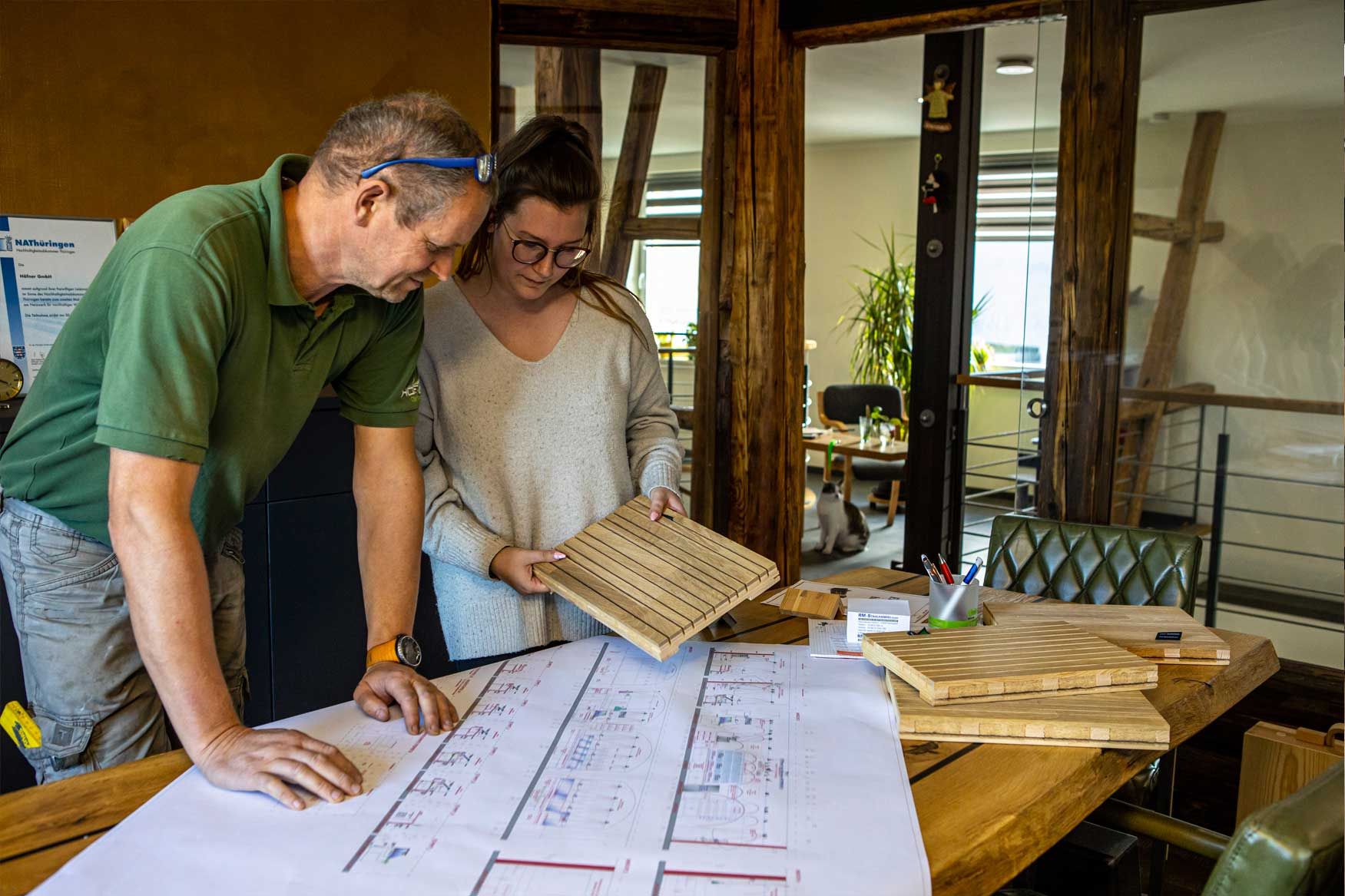 Planungsphase einer Tischlerarbeit – Zeichnung und Materialprobe als Grundlage der handwerklichen Umsetzung