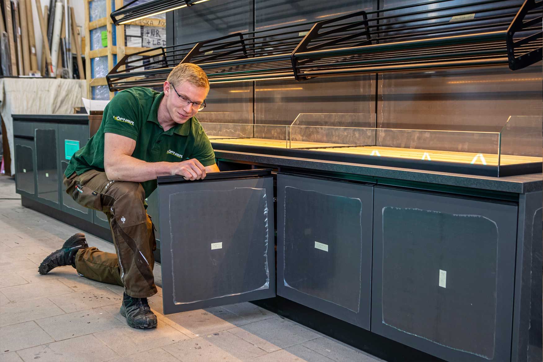 Maßgefertigter Holzeinbau in einem Innenraum – funktionale Tischlerarbeit im Zusammenspiel mit dem Raum